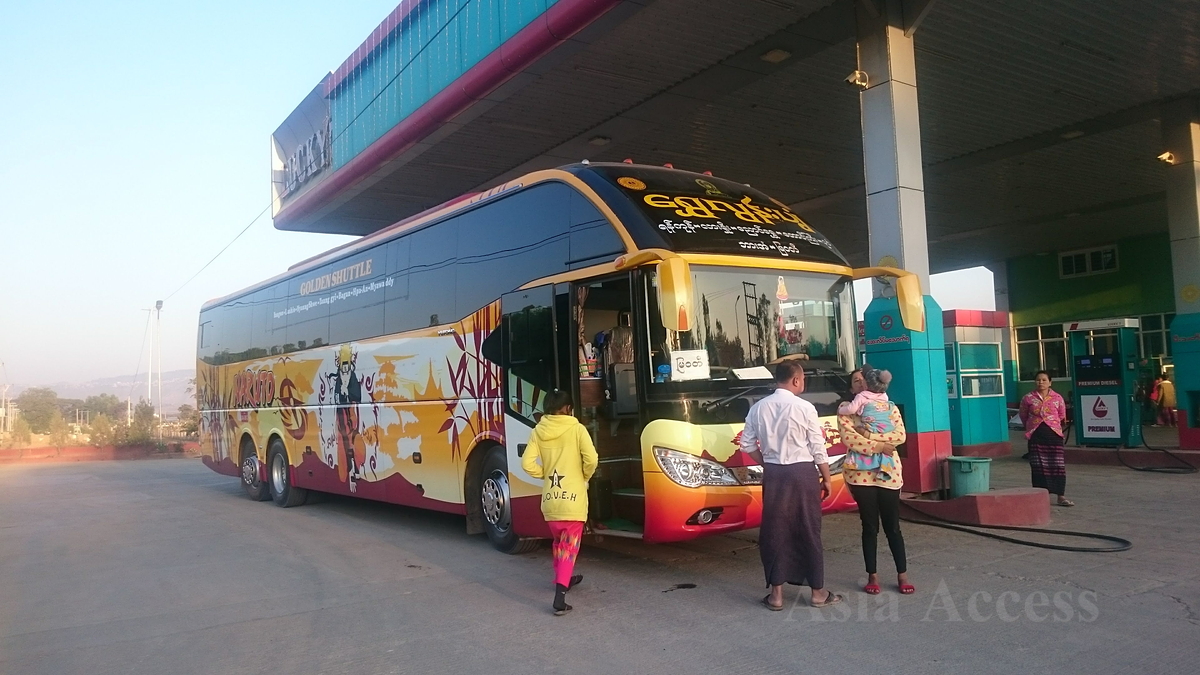 Narutoのペイントが施されたミャンマーの長距離バス