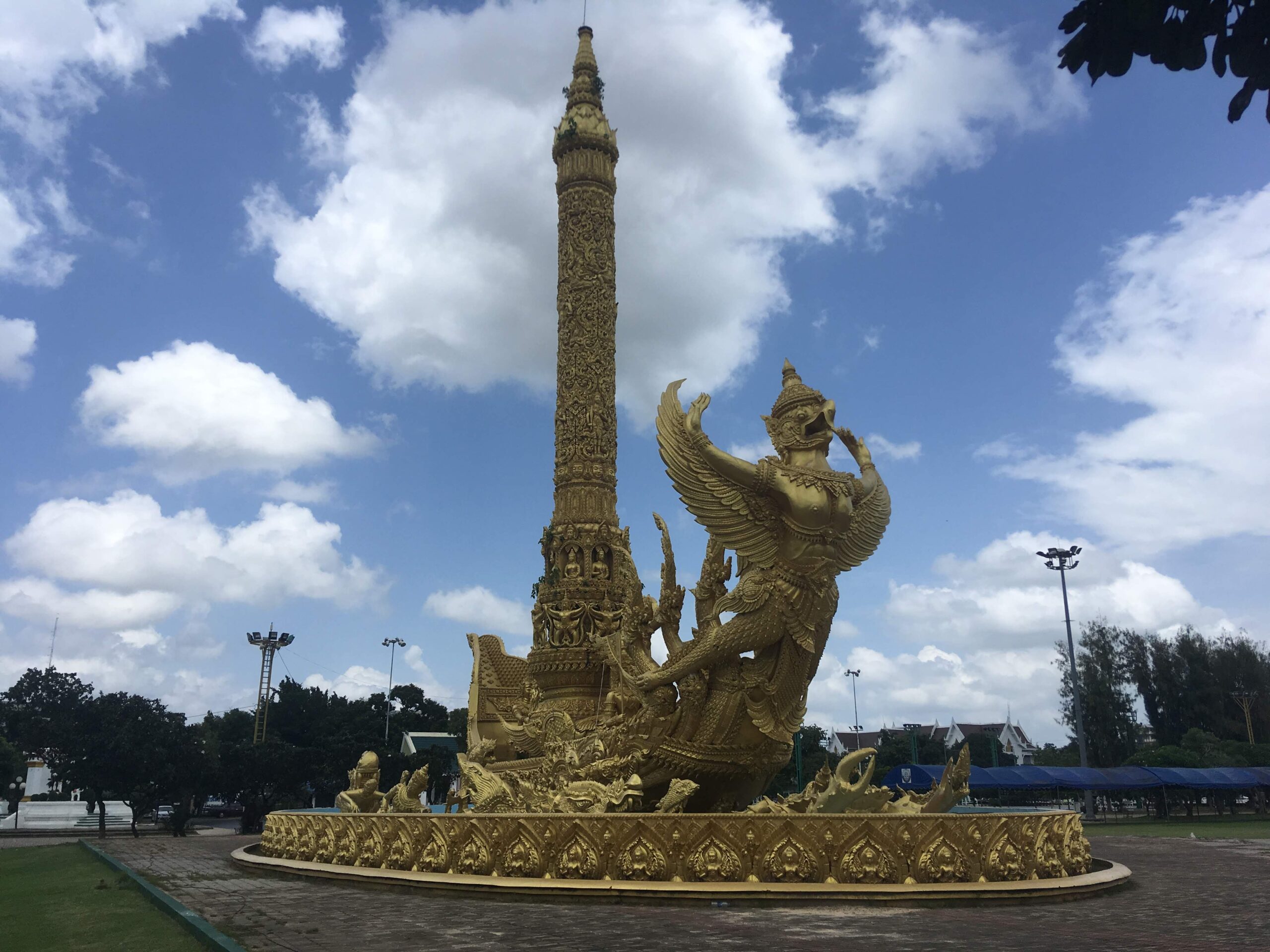 トゥン・シー・ムアン広場(Thung Si Mueang)