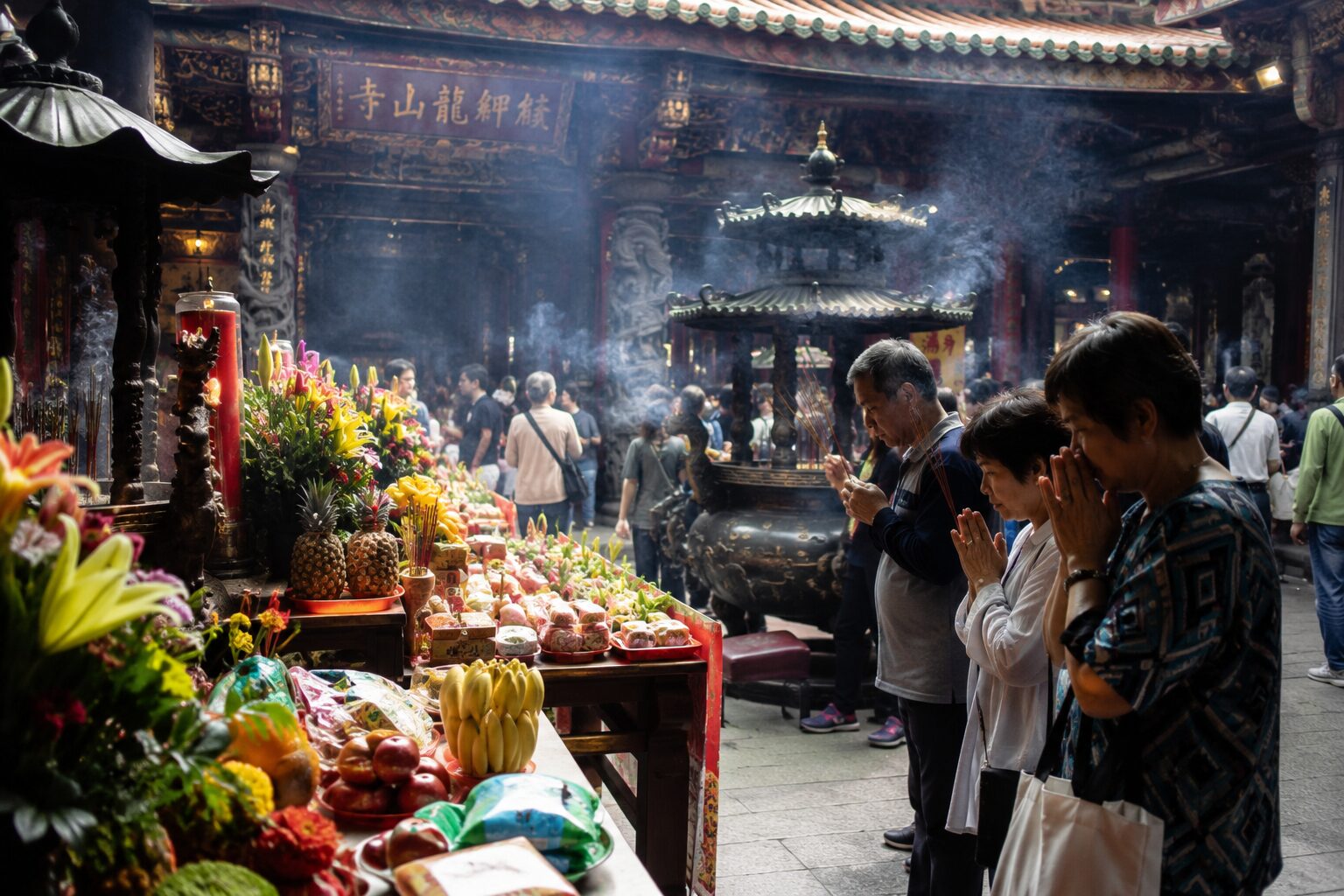 線香の煙に包まれる龍山寺の祈りの風景