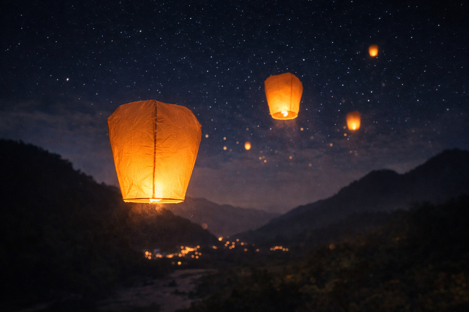 静かな夜空へ遠ざかる数個の天燈