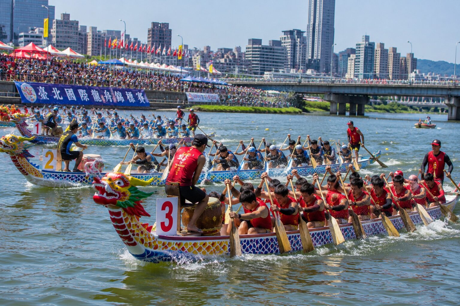 台湾各地の河川で行われる龍舟競賽の風景