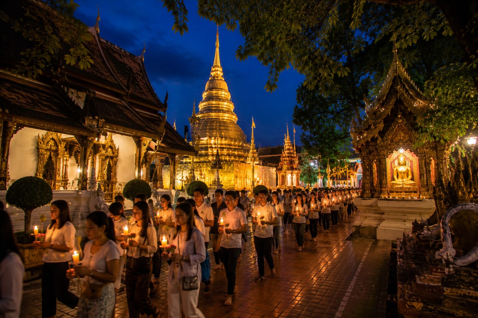 寺院名:ワット・プラシン(Wat Phra Singh)
キャプション: チェンマイを代表するワット・プラシンでは、アーサーンハブーチャーの夜になると、ろうそくの灯りを手にした参拝者たちが静かに境内を巡り、厳かな雰囲気に包まれます。